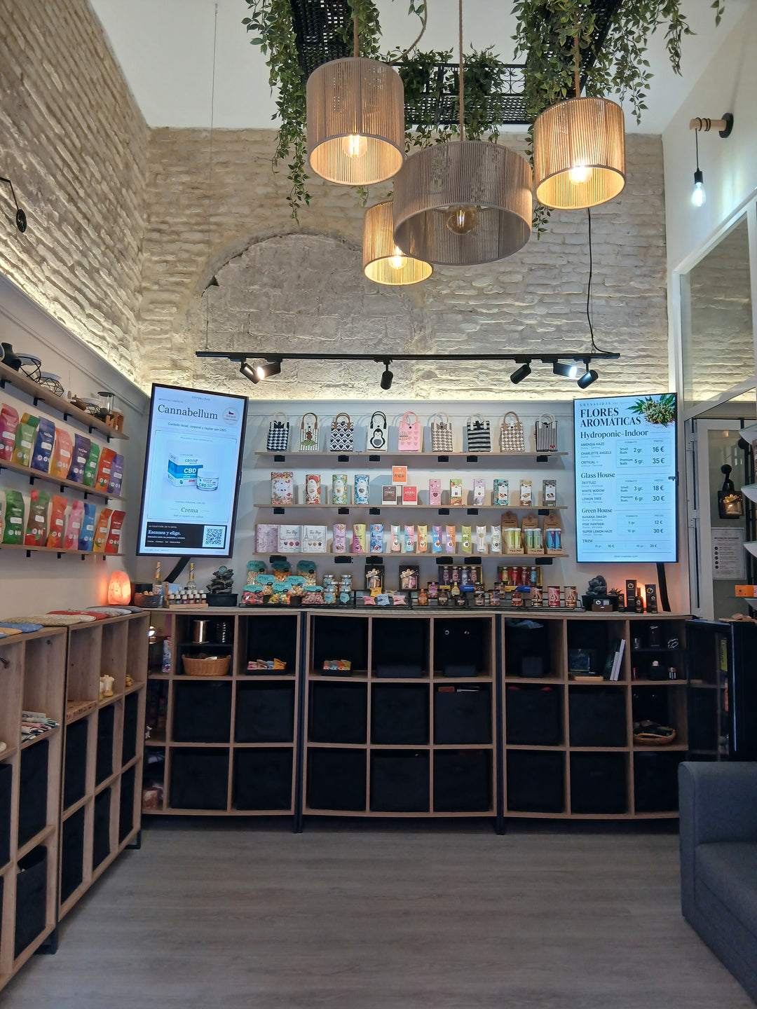 Interior de Crysalidas con expositores de madera y productos de la tienda