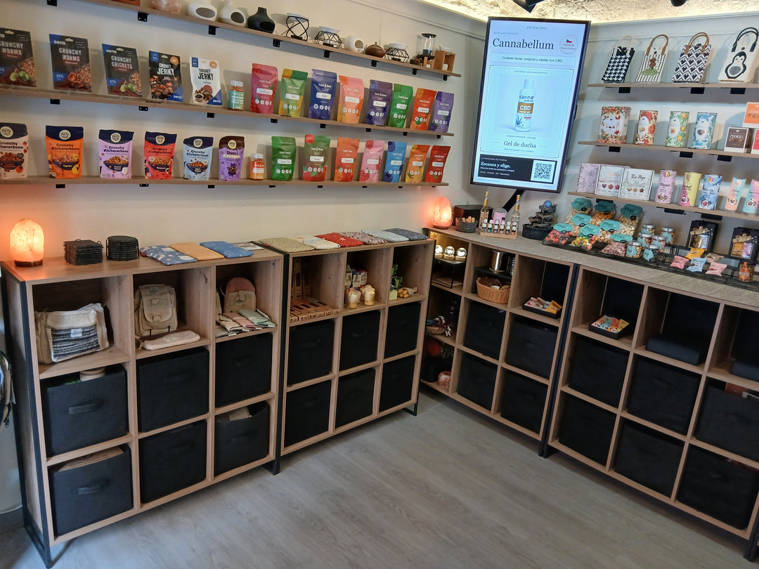 Estanterías de Crysalidas con snacks, infusiones, accesorios y regalos